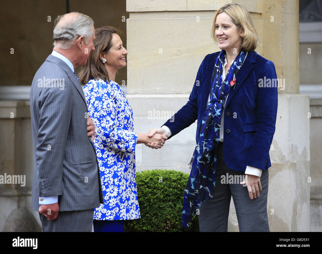 Le Prince de Galles (à gauche) aux côtés de Ségolène Royal est accueilli par Amber Rudd (à droite) alors qu'ils arrivent à une réunion sur les forêts et le changement climatique à Lancaster House à Londres, avant la prochaine Conférence COP21 des Nations Unies sur les changements climatiques à Paris. Banque D'Images