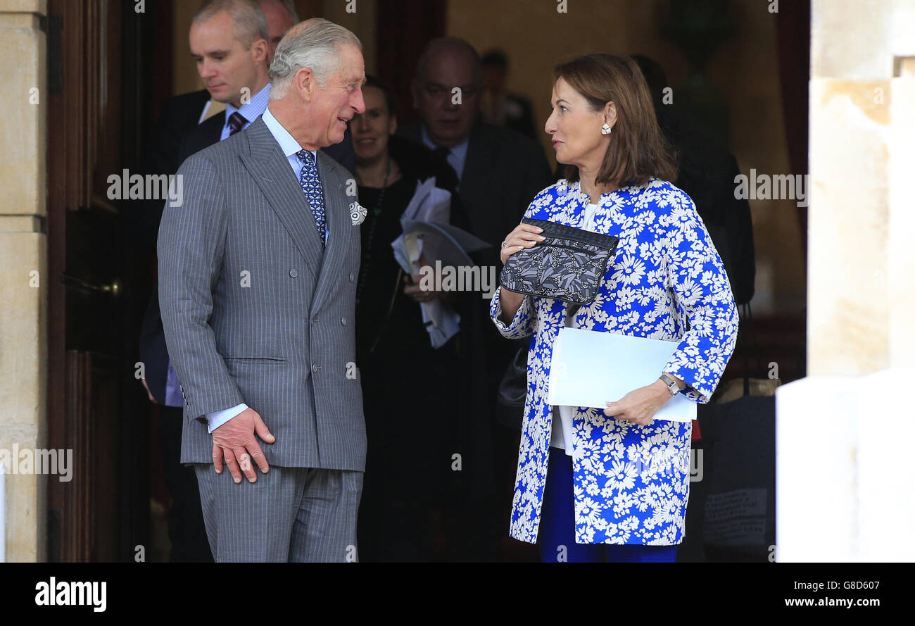 Le Prince de Galles et Ségolène Royal (à droite) quittent une réunion sur les forêts et les changements climatiques à Lancaster House à Londres, avant la prochaine Conférence des Nations Unies sur les changements climatiques de la COP21 à Paris. Banque D'Images