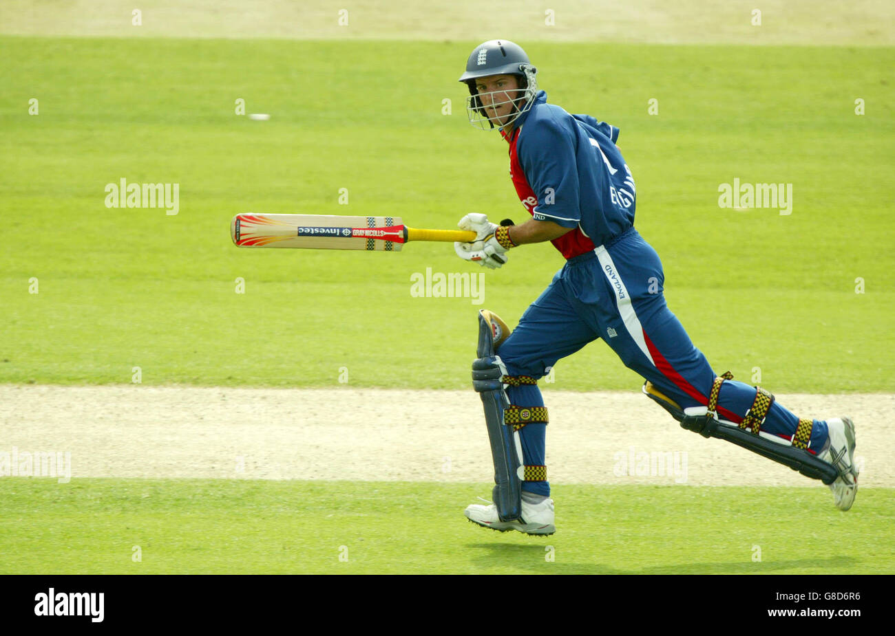 Cricket - série triangulaire internationale NatWest - Angleterre / Bangladesh - Trent Bridge. Andrew Strauss d'Angleterre fait la course entre les bickets Banque D'Images