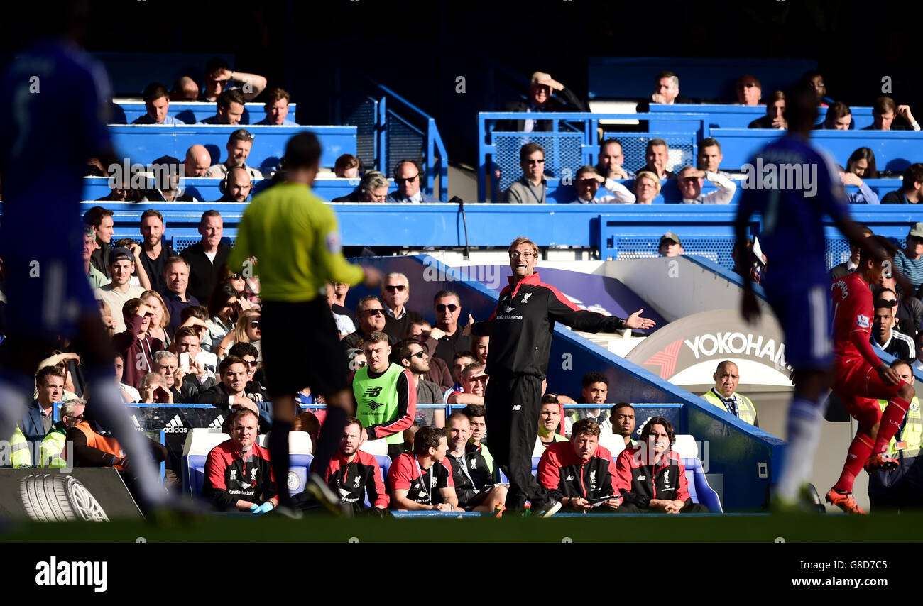 Soccer - Barclays Premier League - Chelsea / Liverpool - Stamford Bridge.Jurgen Klopp, directeur de Liverpool, se fait sur la ligne de contact lors du match de la Barclays Premier League à Stamford Bridge, Londres. Banque D'Images
