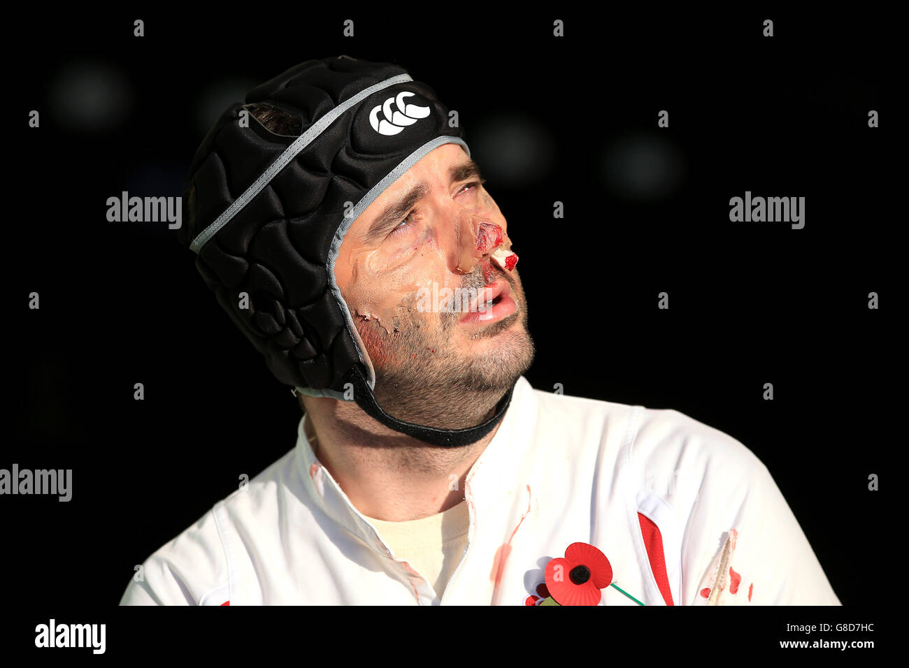 Un joueur de rugby se habille comme un joueur d'Angleterre zombie lors de la finale de la coupe du monde de rugby à Twickenham, Londres. Banque D'Images