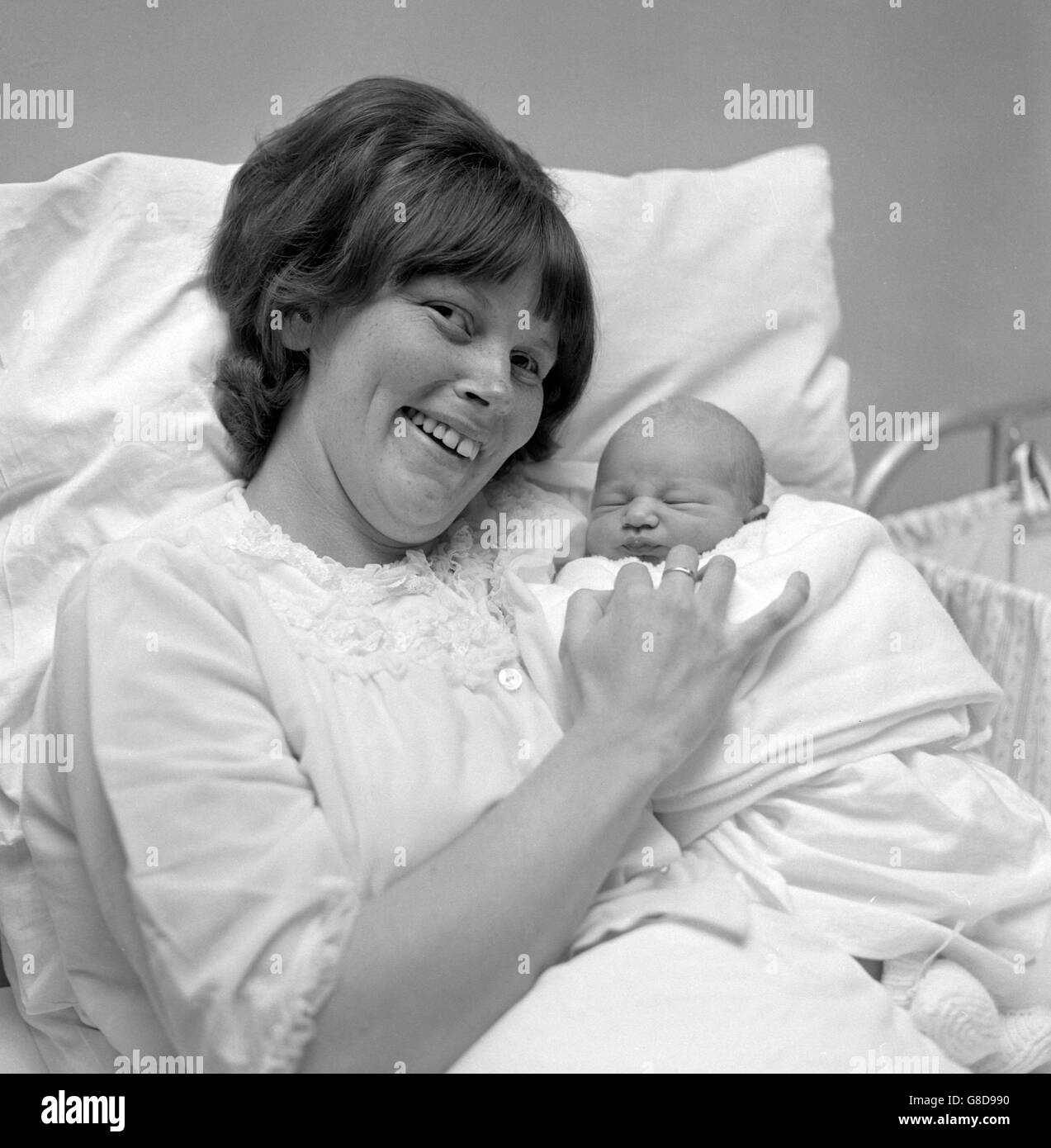 Mme Pat Charlton, épouse de Jack Charlton à demi-dos de la coupe du monde d'Angleterre, avec son fils nouvellement né, appelé Peter James, à Leeds. Banque D'Images