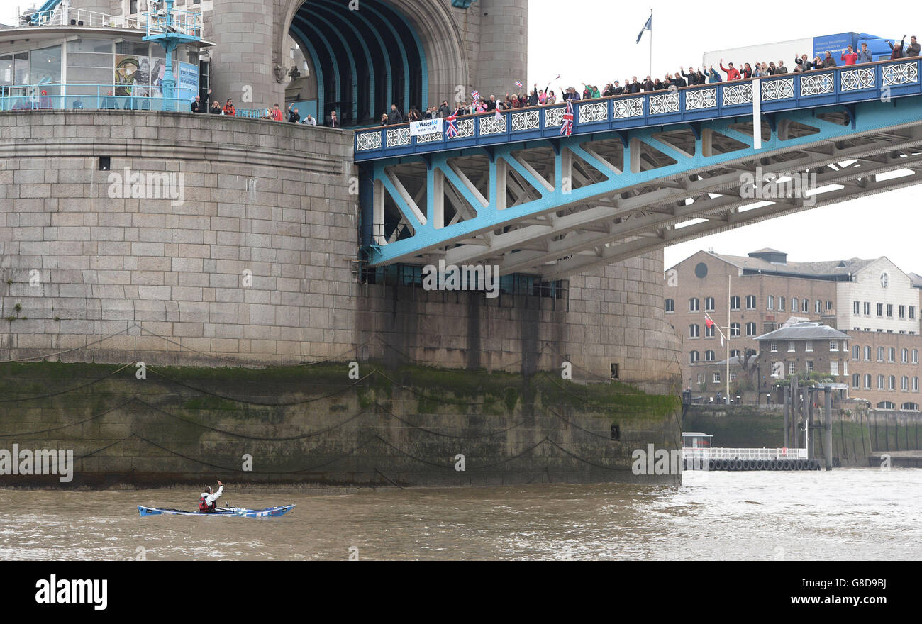 L'aventurier britannique Sarah Outen kayaks sous Tower Bridge, Londres, pour terminer son voyage de quatre ans et demi à Londres: Via l'expédition mondiale, qui a vu son vélo, kayak et rangée à 25,000 miles dans le monde. Banque D'Images