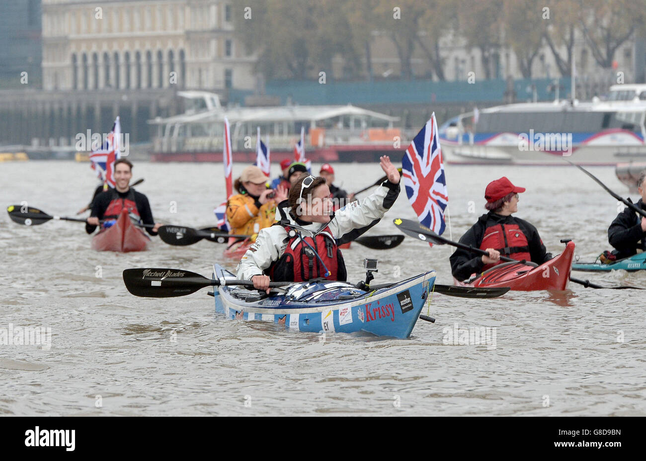 L'aventurier britannique Sarah Outen kayaks sous Tower Bridge, Londres, pour terminer son voyage de quatre ans et demi à Londres: Via l'expédition mondiale, qui a vu son vélo, kayak et rangée à 25,000 miles dans le monde. Banque D'Images