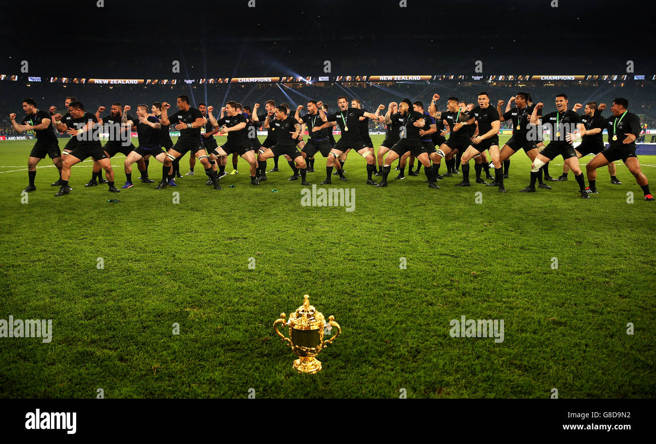Les joueurs néo-zélandais jouent le Haka devant la coupe Webb Ellis Cup alors qu'ils célèbrent la victoire de la coupe du monde après la finale de la coupe du monde de rugby à Twickenham, Londres. Banque D'Images