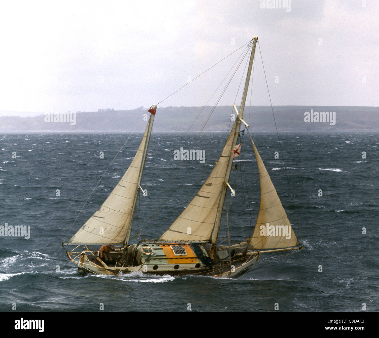 Le seul yachtsman du monde entier, Robin KNOX-Johnston, dans son vesce de 32 pieds, Suhaili, photographié dans les mers rugueuses au large de Falmouth. Banque D'Images