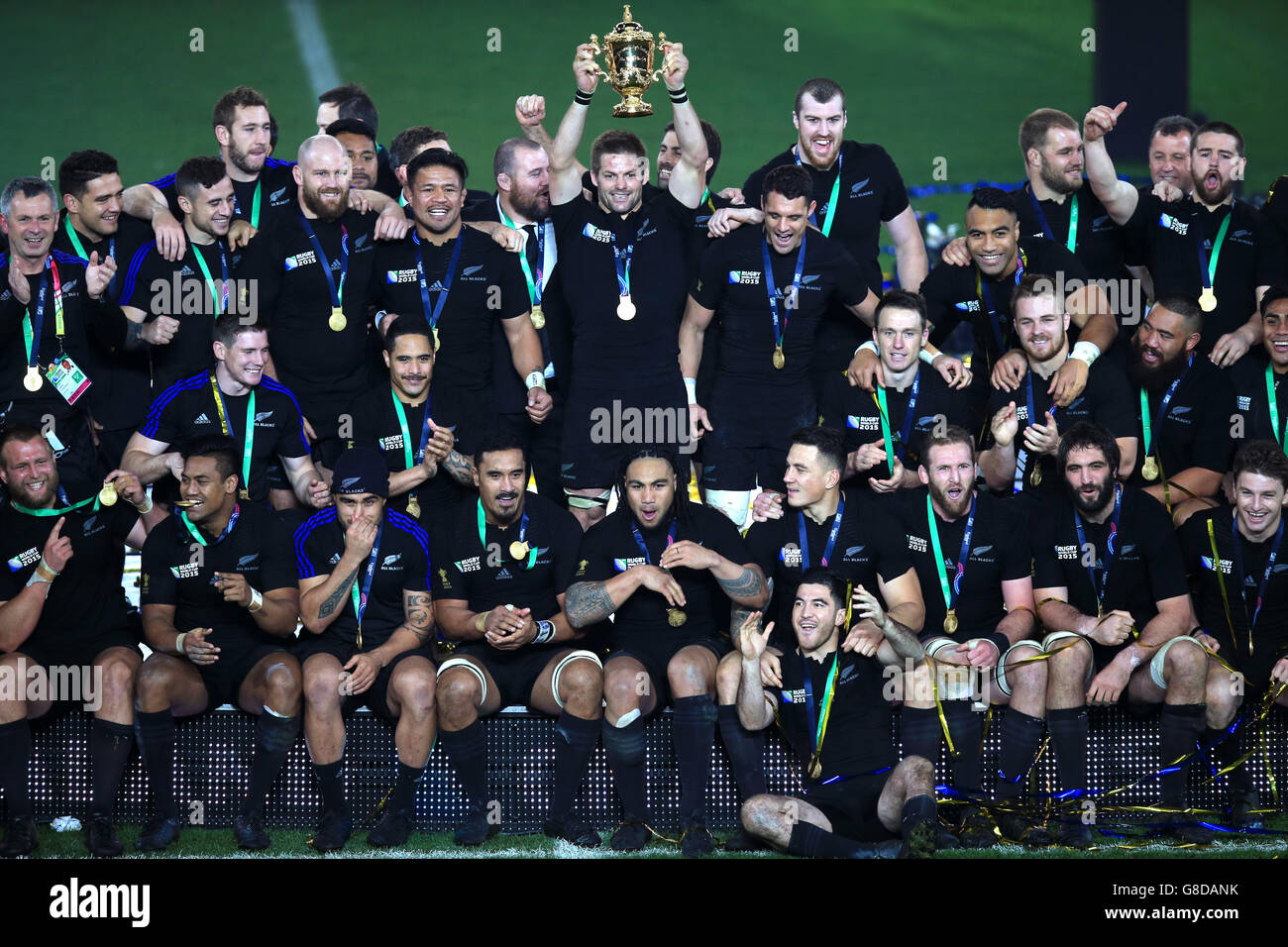 Rugby Union - coupe du monde de Rugby 2015 - finale - Nouvelle-Zélande / Australie - Twickenham.Richie McCaw, de Nouvelle-Zélande, lève la coupe Webb Ellis lors de la finale de la coupe du monde de rugby à Twickenham, Londres. Banque D'Images