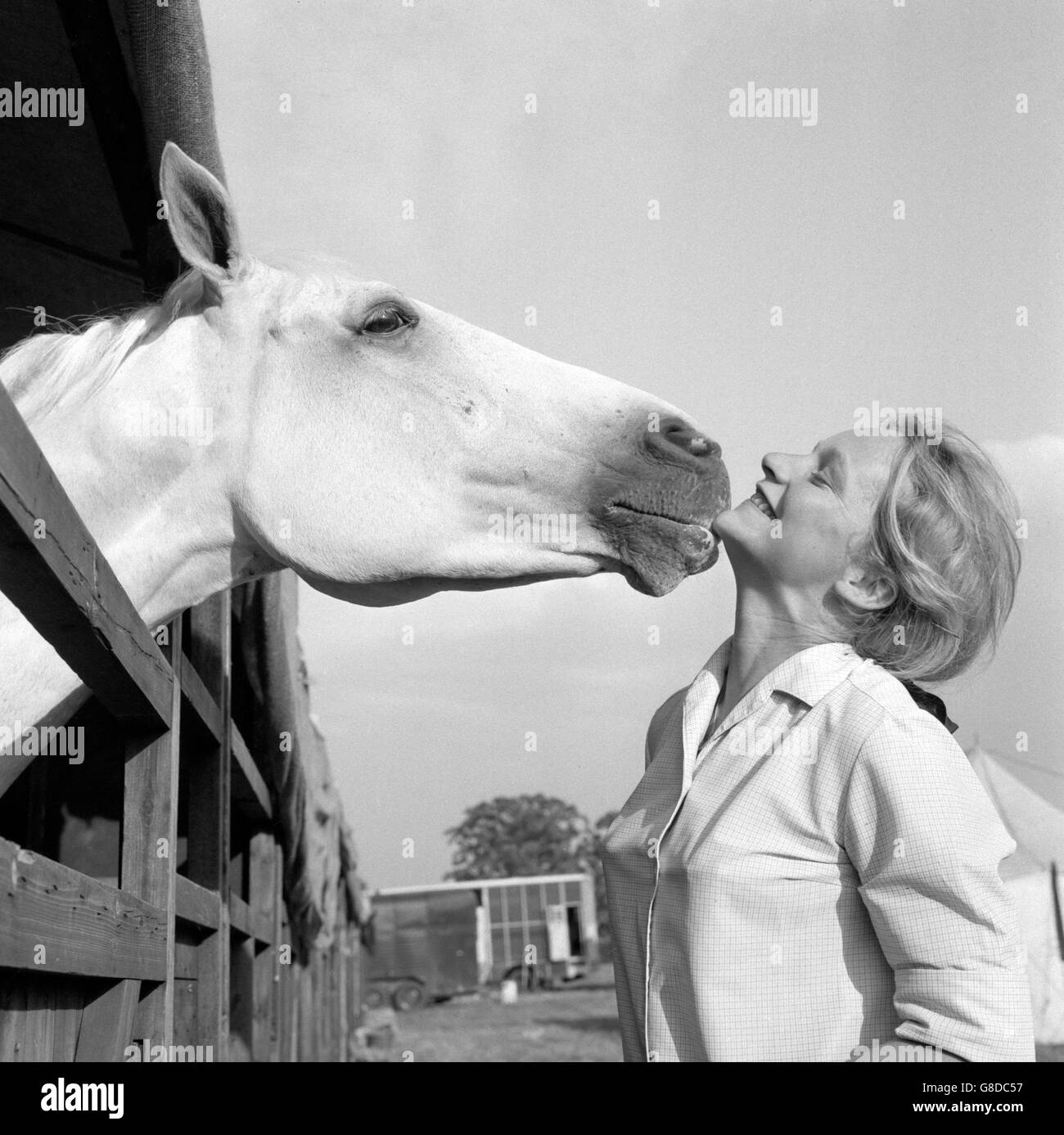 Embrasser un cheval Banque d'images noir et blanc - Alamy