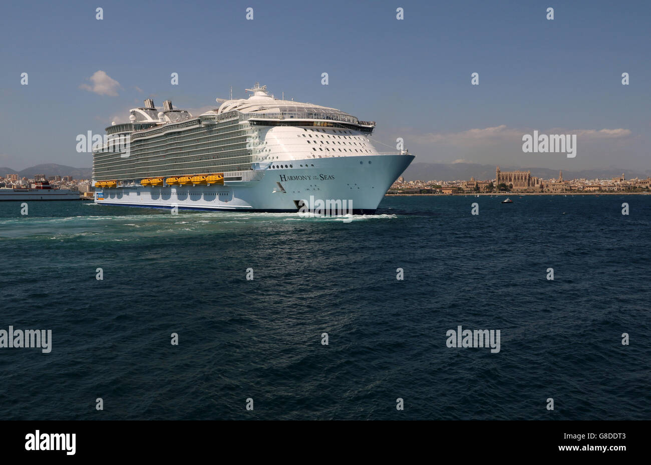Mega bateau de croisière "harmonie de la mer" (362 mètres, 6410 passagers, 2100 membres d'équipage, est entré en service en 2016) - Royal Caribbean Banque D'Images