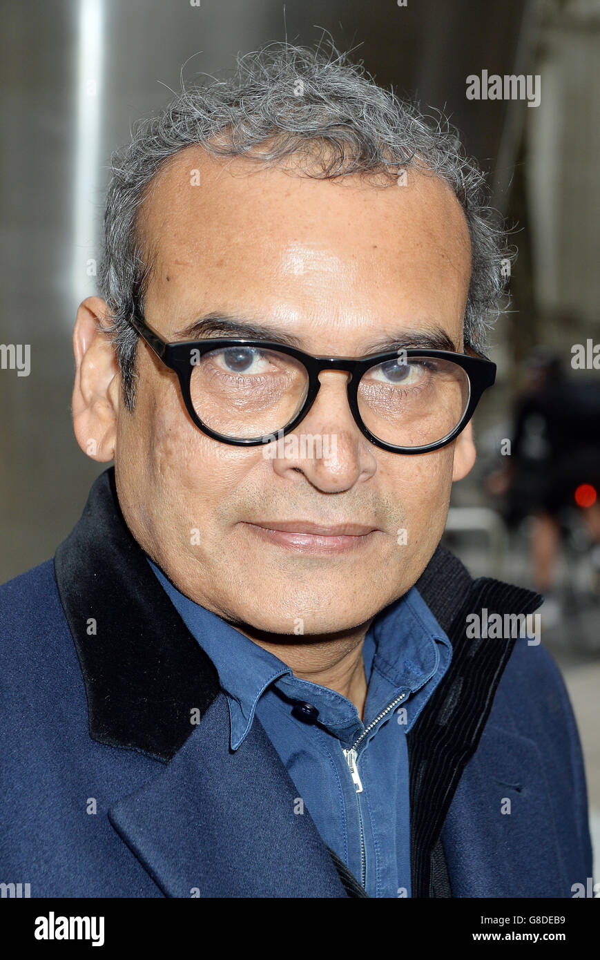 Subodh Gupta, artiste indien contemporain, a dévoilé sa dernière installation, « quand Soak devient un déversement », un seau en acier inoxydable de six mètres de haut qui déborde de centaines de casseroles, poêles et récipients de cuisson, qui se trouve à l'extérieur du Victoria and Albert Museum de Kensington, Londres. Banque D'Images
