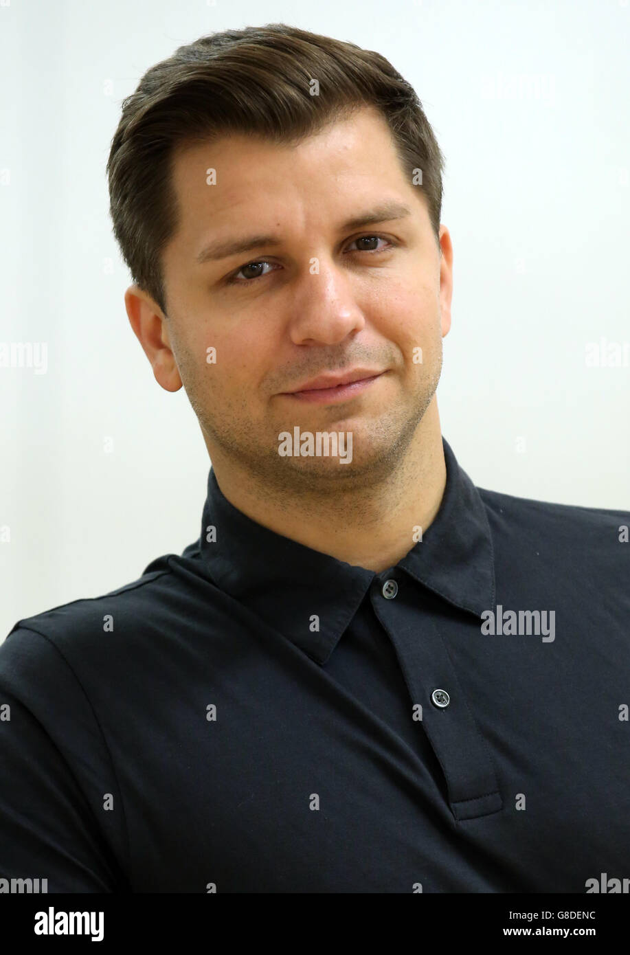 Pasha Kovalev lors d'une répétition de danse avec la BBC viennent strictement le candidat dansant Carol Kirkwood (non représenté) à JP Academy, High Wycombe. Banque D'Images