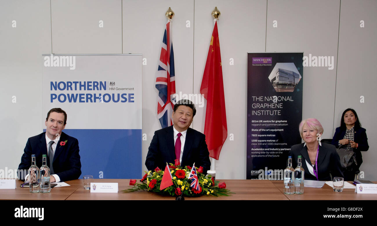 Le Chancelier George Osborne (à gauche) et le Président de la République populaire de Chine M. Xi Jinping (au centre) font une visite de l'Institut national du graphène à Manchester. Banque D'Images