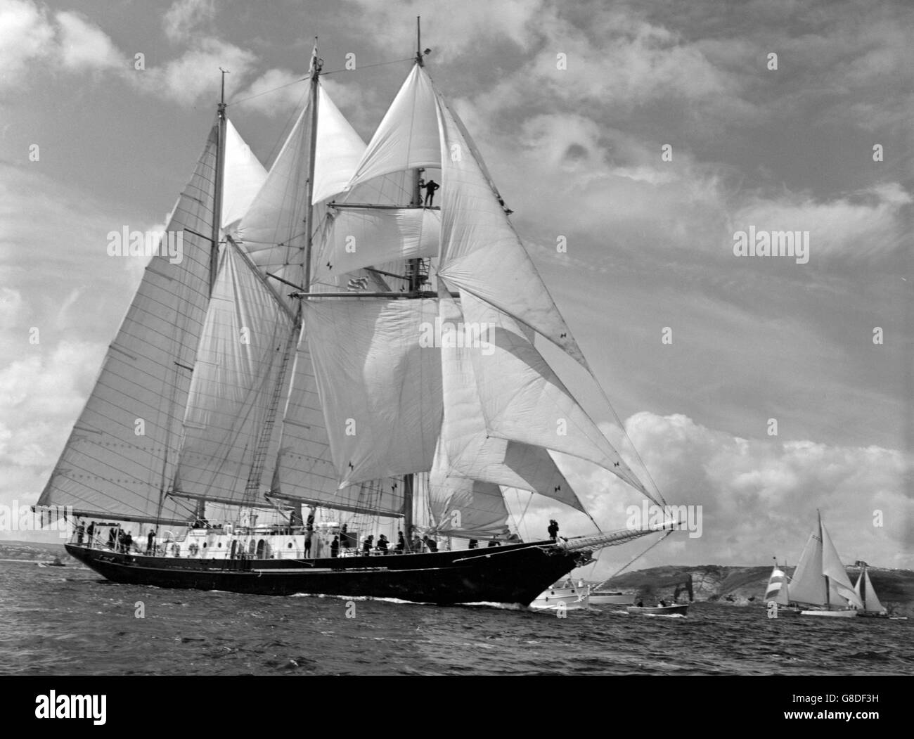 Sir Winston Churchill, la goélette de 300 tonnes appartenant à la Sail Training Association, alors qu'elle Clive l'eau au début de la Tall Ships Race à Falmouth, en Cornouailles. Banque D'Images