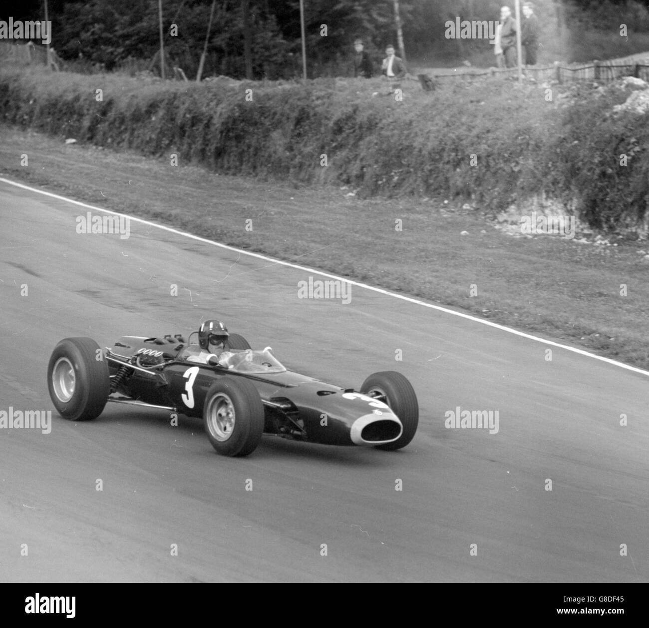 Graham Hill en Grande-Bretagne à la vitesse dans le BRM, entré par l'Owen Racing Organization, comme il pratique à Brands Hatch, Kent, pour le RAC British Grand Prix. Banque D'Images