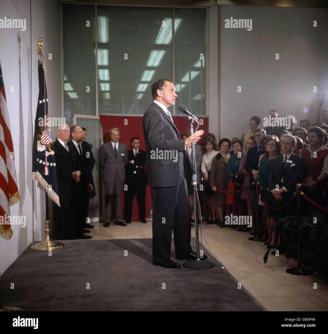 Le président américain Richard Nixon s'entretient avec son personnel à l'ambassade américaine de Londres. Banque D'Images