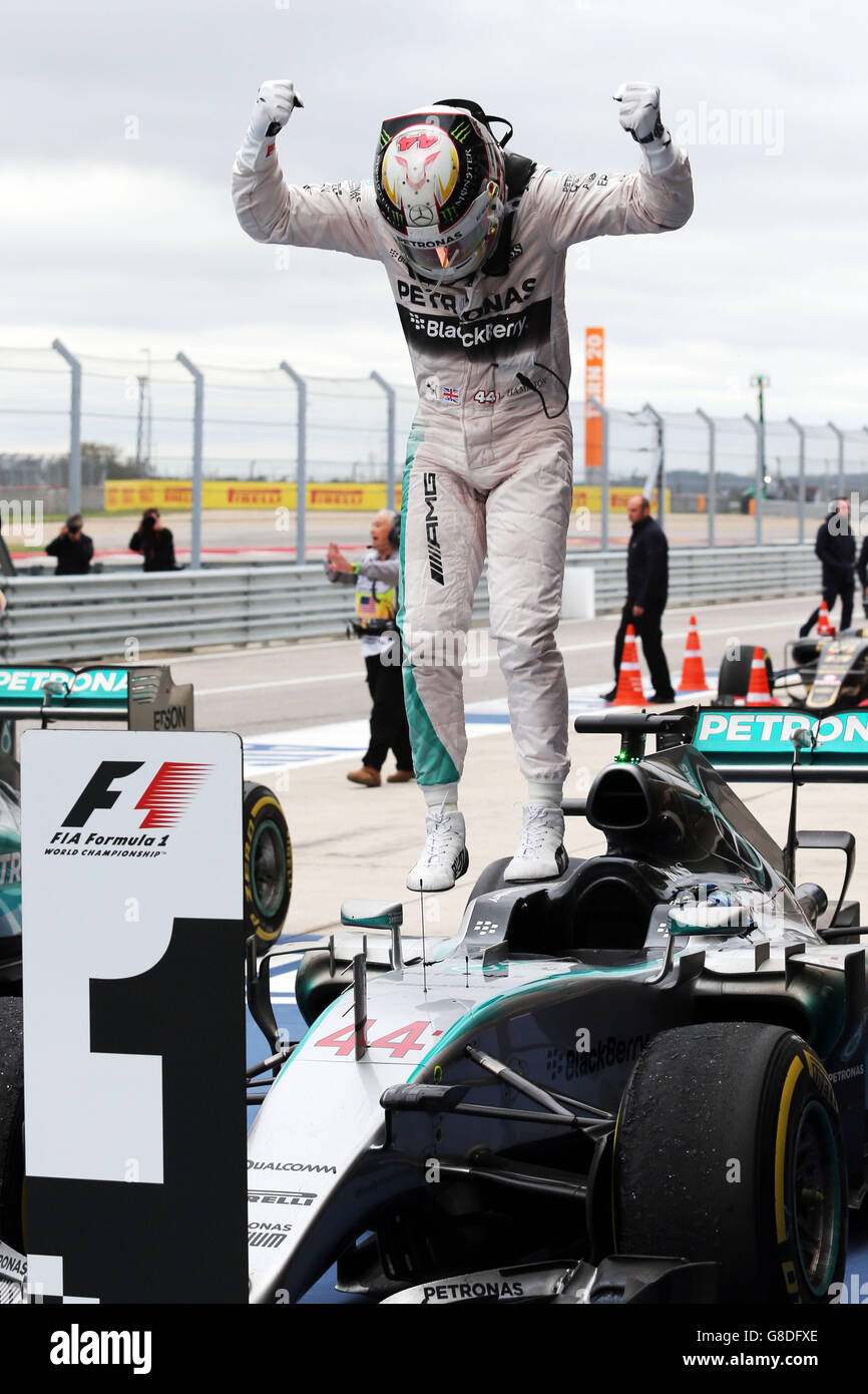 Lews Hamilton de Mercedes célèbre sa victoire et remporte le Championnat du monde de Formule 1 2015 après le Grand Prix des États-Unis au circuit of the Americas à Austin, Texas, États-Unis. Banque D'Images