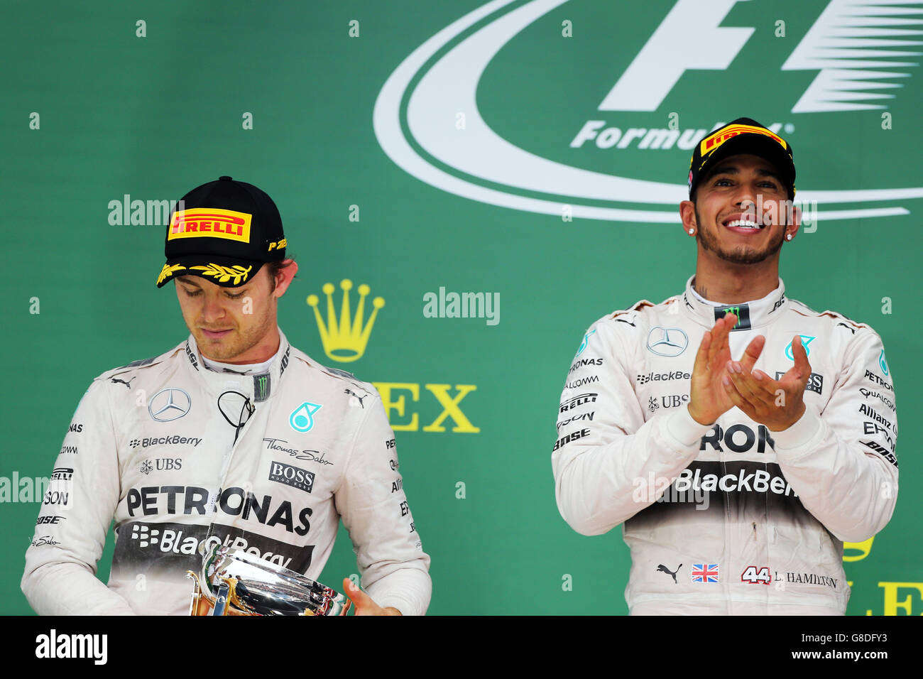 Lewis Hamilton (à droite) de Mercedes célèbre sa victoire et remporte le Championnat du monde de Formule 1 2015 devant Nico Rosberg de Mercedes en deuxième, après le Grand Prix des États-Unis au circuit of the Americas à Austin, Texas, États-Unis. Banque D'Images