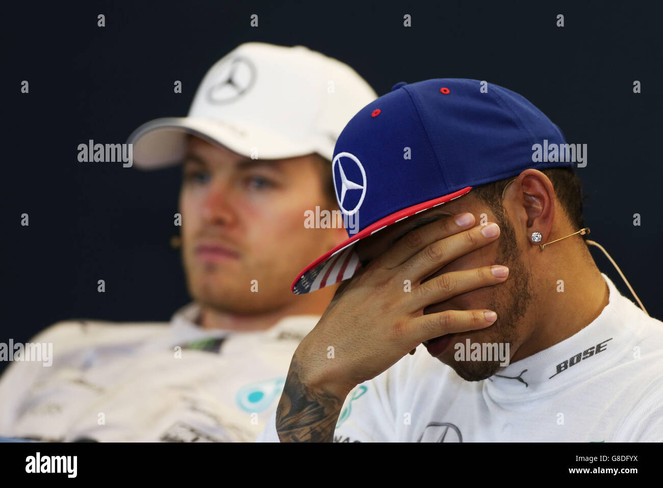 Lewis Hamilton de Mercedes parle aux médias après sa victoire et a remporté le Championnat du monde de Formule 1 2015 au Grand Prix des États-Unis au circuit of the Americas à Austin, Texas, États-Unis. Banque D'Images