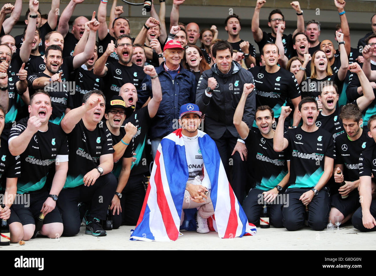 Lewis Hamilton (bas) de Mercedes célèbre sa victoire et remporte le Championnat du monde de Formule 1 2015 aux côtés de Niki Lauda (au centre à gauche), Toto Wolff et le reste de l'équipe Mercedes après le Grand Prix des États-Unis au circuit des Amériques à Austin, Texas, États-Unis. Banque D'Images