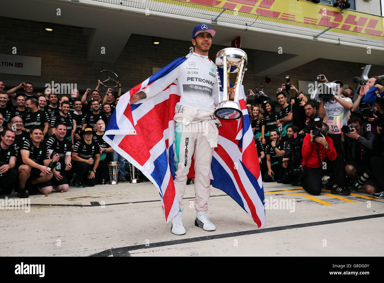 Lewis Hamilton de Mercedes célèbre sa victoire et remporte le Championnat du monde de Formule 1 2015 avec l'équipe Mercedes après le Grand Prix des États-Unis au circuit of the Americas à Austin, Texas, États-Unis. Banque D'Images