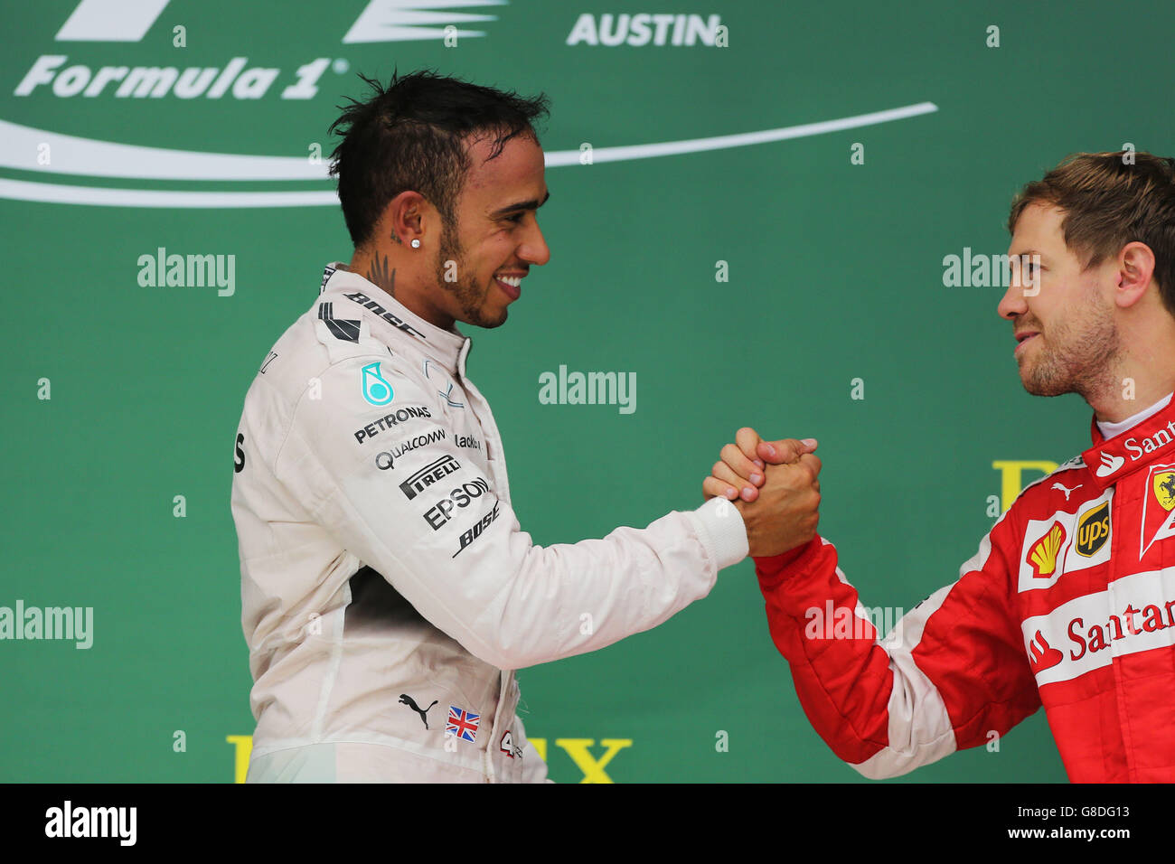 Lewis Hamilton de Mercedes se serre la main avec Sebastian Vettel de Ferrari (à droite) après sa victoire et a remporté le Championnat du monde de Formule 1 2015 au Grand Prix des États-Unis au circuit of the Americas à Austin, Texas, États-Unis. Banque D'Images