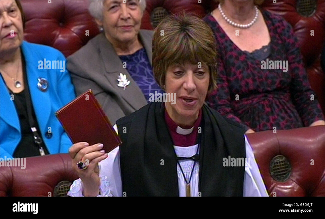 L'évêque de Gloucester, RT Revd Rachel Treweek lors de son introduction où elle est devenue la première femme évêque à occuper leur siège à la Chambre des Lords. Banque D'Images