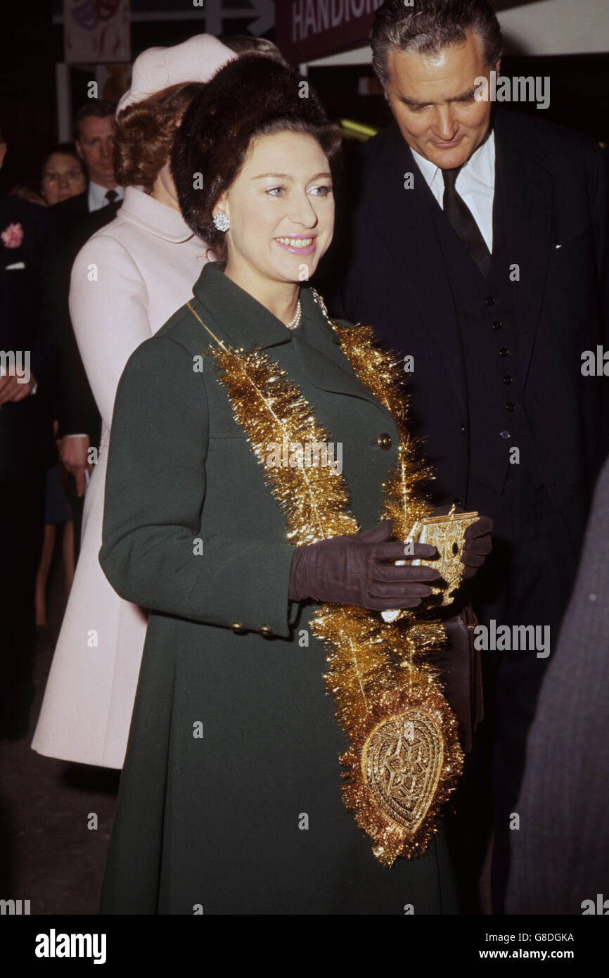 La princesse Margaret admire une exposition de carnaval trinidadien reliant le thème fiesta de la 46e exposition quotidienne de la maison idéale de Mail à l'Olympia de Londres, qu'elle a ouverte. Banque D'Images