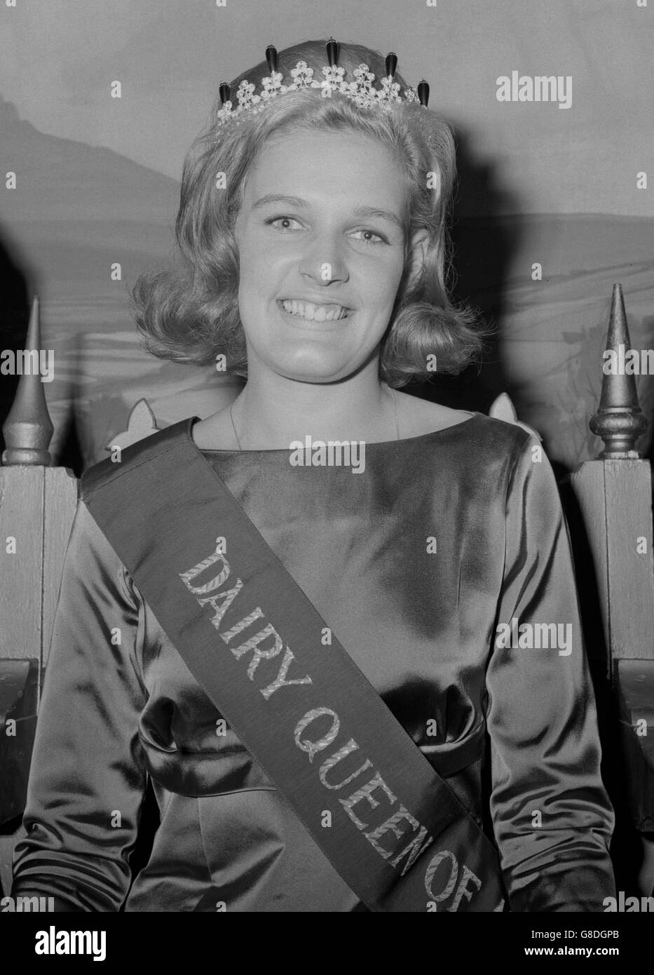 Pamela Cox, 18 ans, de la ferme Langley Hall à Middleton, Manchester, après son couronnement en tant que reine laitière nationale de 1966 par le duc de Bedford aux salles Connaught à Londres. Elle a été choisie parmi 15 Princesses laitières régionales, elle représente elle-même le Nord-Ouest. Banque D'Images
