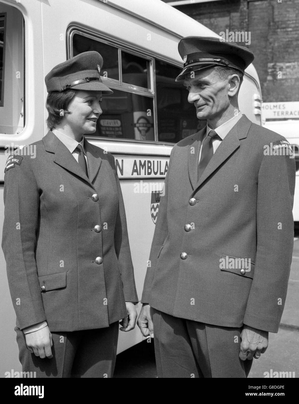Des uniformes bleus-gris de style remis l'année prochaine aux travailleurs du London Ambulance Service sont présentés au siège social de la compagnie à Waterloo Road, Londres, par la directrice de formation Janet Jones et l'agente de conduite Sydney Wilson. Banque D'Images