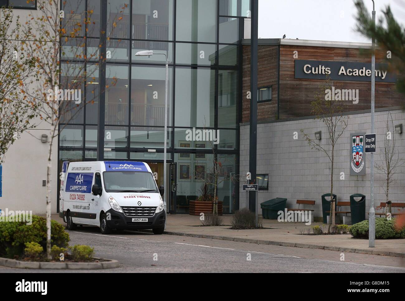 La police est à l'extérieur de l'académie des cultes d'Aberdeen, où Bailey Gwynne, 16 ans, est décédé après avoir été poignardé. Banque D'Images