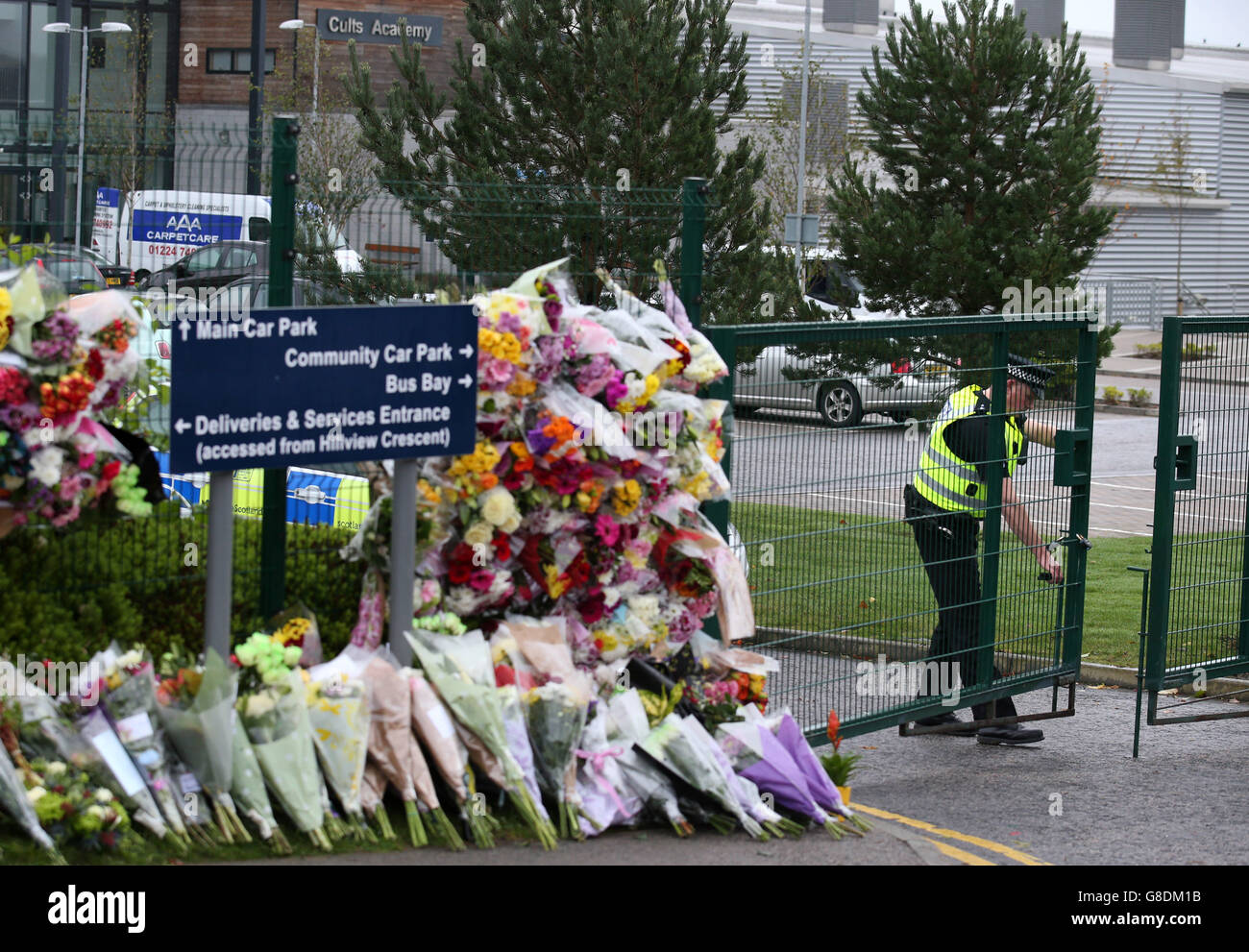 Fleurs à l'extérieur de l'académie des cultes à Aberdeen, où Bailey Gwynne, 16 ans, est décédé après avoir été poignardé. Banque D'Images