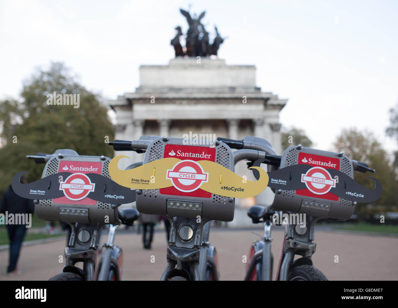 S programme de recrutement de cycles, pour sensibiliser la Fondation Movember, Kensington, Londres. Banque D'Images