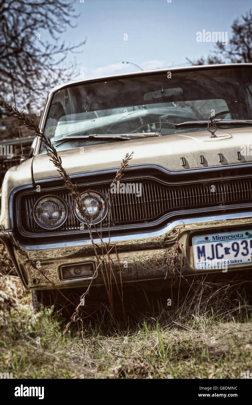 Une vieille voiture américaine Dodge Charger laisser dans une cour à Minneapolis, Etats-Unis. Banque D'Images