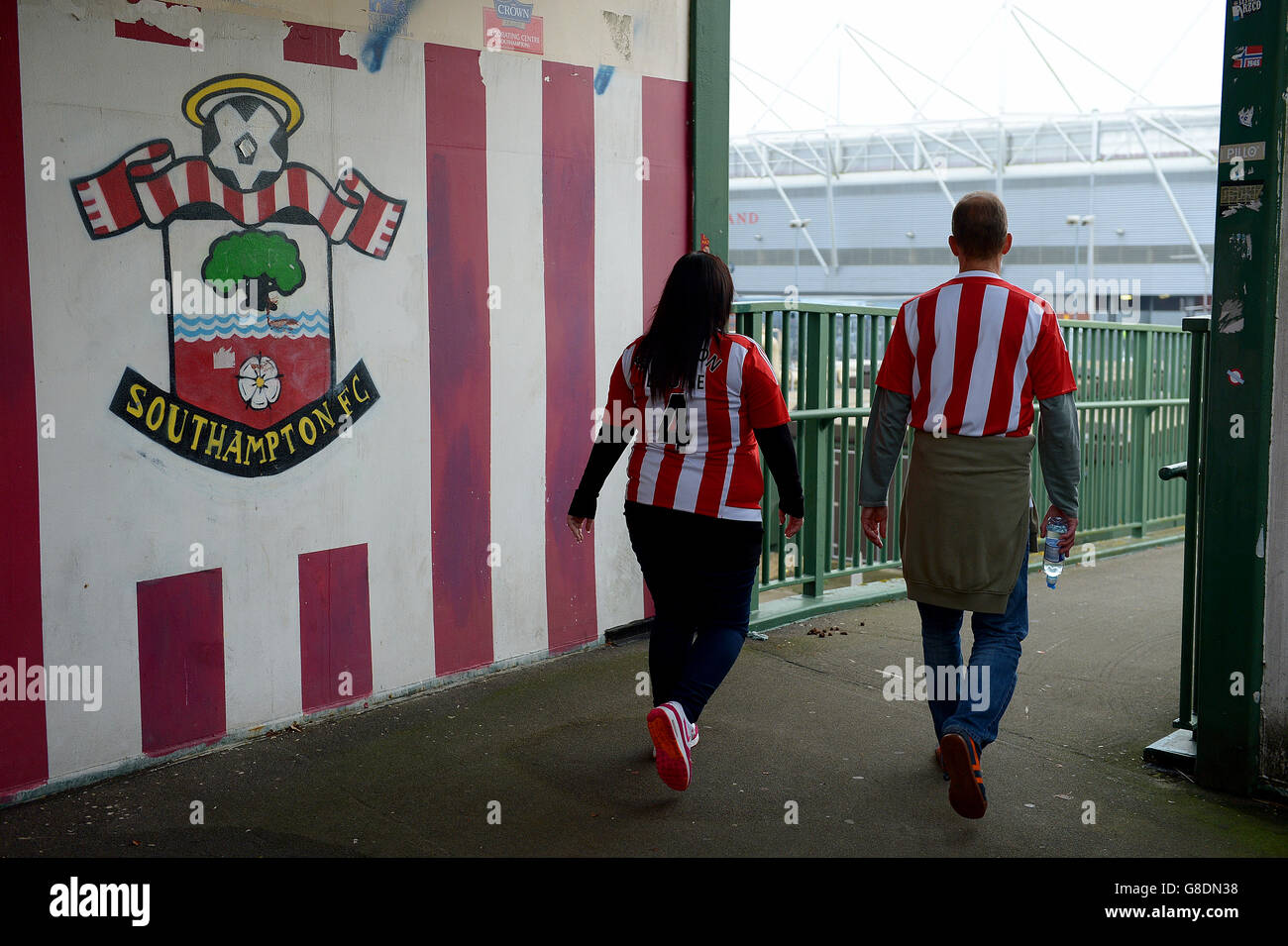 Southampton fans devant le sol avant le match de la Barclays Premier League à St Mary's, Southampton. Banque D'Images