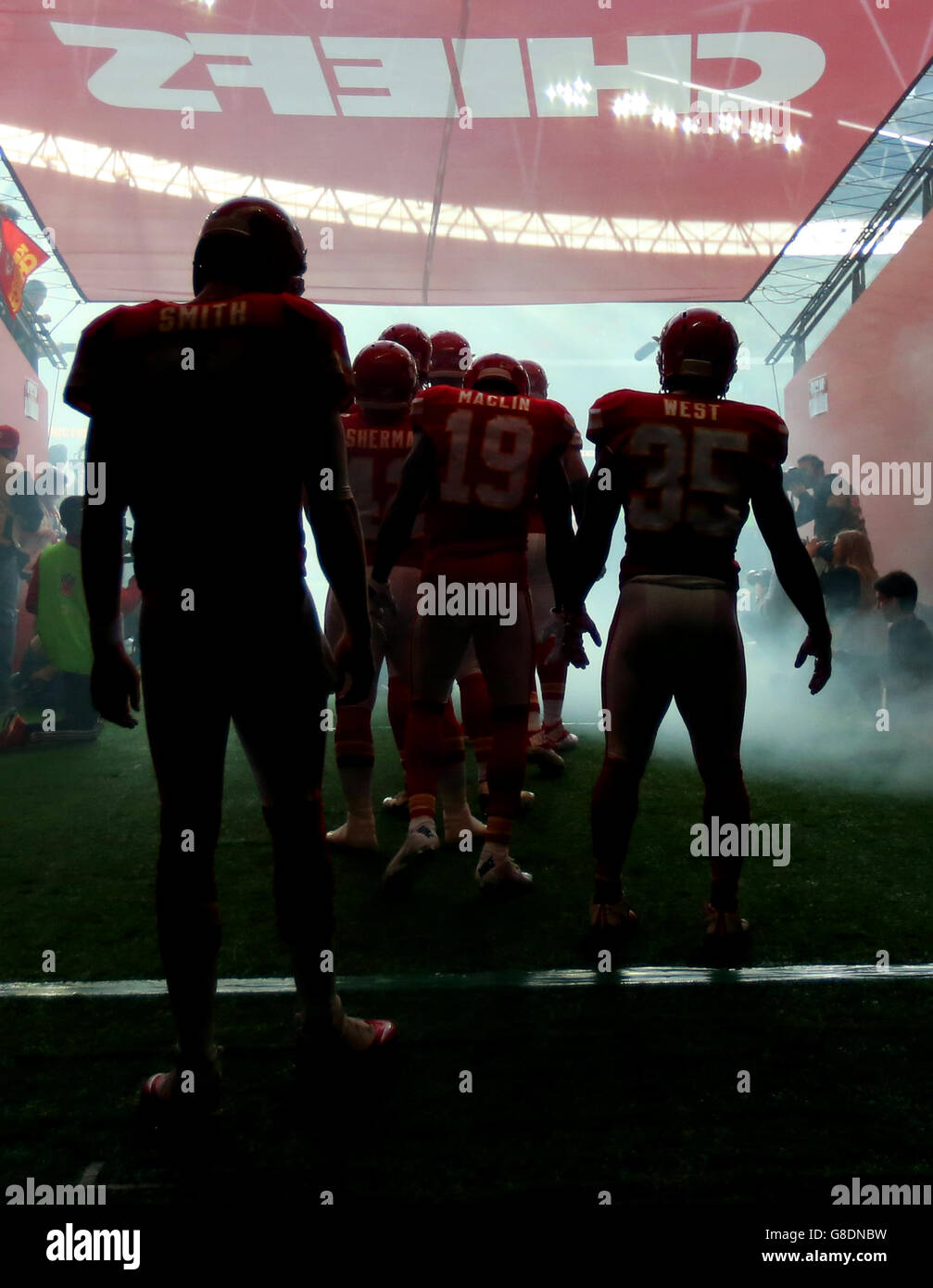Les Kansas City Chiefs attendent d'être annoncés sur le terrain avant le match international de la NFL au stade Wembley, à Londres. APPUYEZ SUR ASSOCIATION photo. Date de la photo : dimanche 1er novembre 2015. Le crédit photo devrait se lire comme suit : Simon Cooper/PA Wire. RESTRICTIONS : l'utilisation des actualités et des contenus commerciaux/non éditoriaux nécessite une autorisation écrite préalable de la NFL. Utilisation numérique soumise à une restriction de nombre raisonnable et aucune simulation vidéo de jeu. Pour plus d'informations, veuillez appeler le +44 (0)115 8447447 Banque D'Images Les Kansas City Chiefs attendent d'être annoncés sur le terrain avant le match international de la NFL au stade Wembley, à Londres. APPUYEZ SUR ASSOCIATION photo. Date de la photo : dimanche 1er novembre 2015. Le crédit photo devrait se lire comme suit : Simon Cooper/PA Wire. RESTRICTIONS : l'utilisation des actualités et des contenus commerciaux/non éditoriaux nécessite une autorisation écrite préalable de la NFL. Utilisation numérique soumise à une restriction de nombre raisonnable et aucune simulation vidéo de jeu. Pour plus d'informations, veuillez appeler le +44 (0)115 8447447 Banque D'Images
