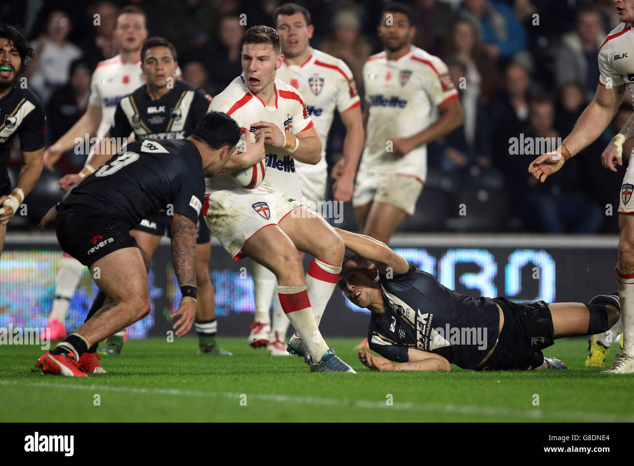 George Williams, en Angleterre, cherche un chemin à parcourir alors que Jordan Kahu (à droite), en Nouvelle-Zélande, est en route pendant le match des International Test Series au KC Stadium, à Hull. Banque D'Images