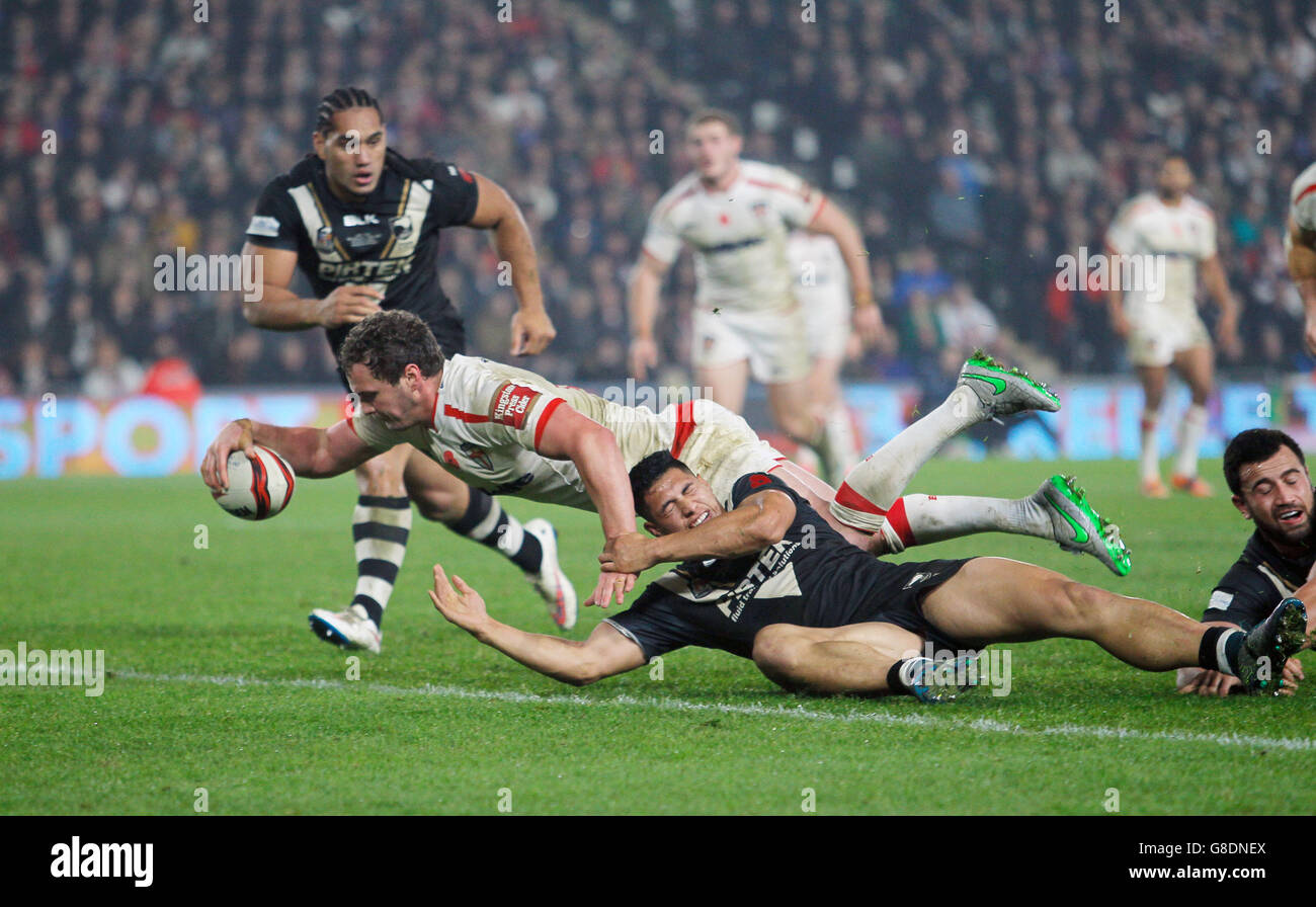 Sean O'Loughlin, de l'Angleterre, a fait la quatrième tentative de son côté lors du match de la série d'essais internationaux au KC Stadium, à Hull. Banque D'Images