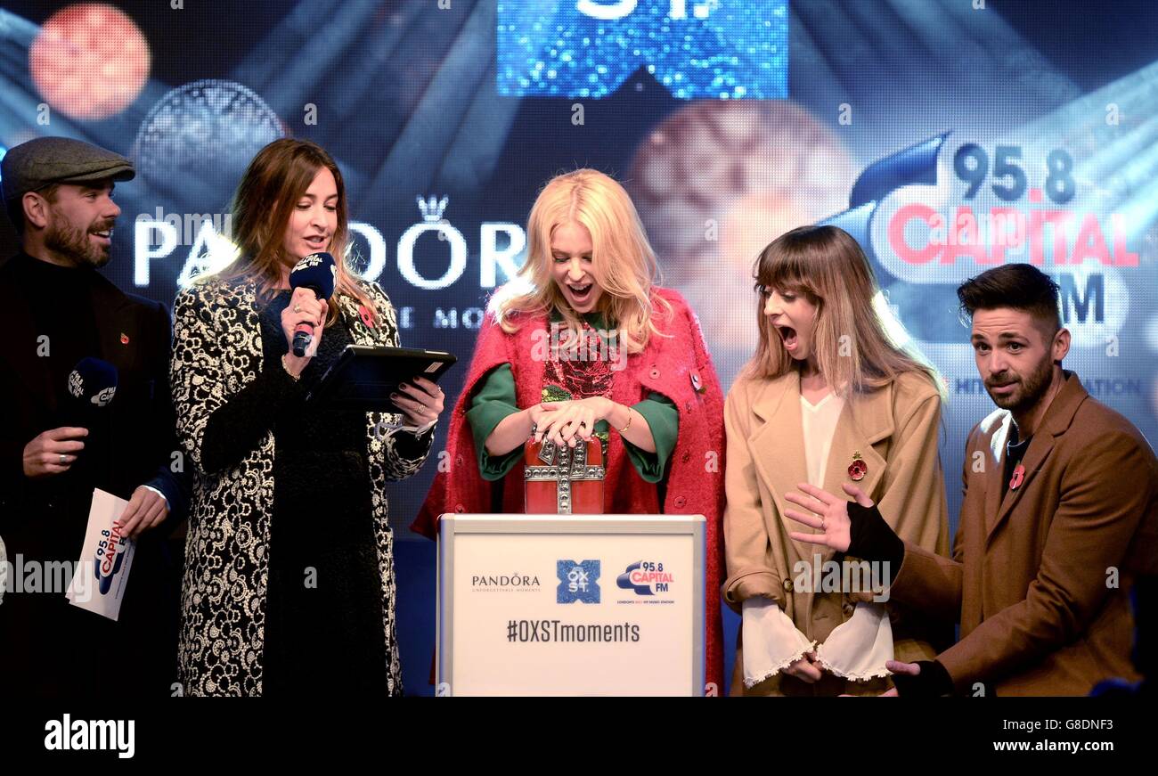 (De gauche à droite) Dave Berry, Lisa Snowdon, Kylie Minogue, Louise Rose Allen et Ben Haenow tandis que Kylie allume les lumières de Noël d'Oxford Street dans le centre de Londres. Banque D'Images