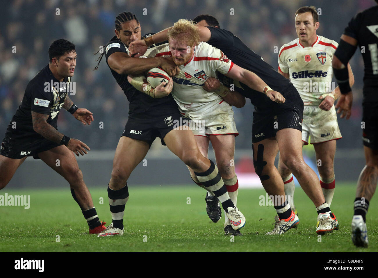 James Graham, en Angleterre, est tenu pendant le match de la série d'essais internationaux au KC Stadium, à Hull. Banque D'Images