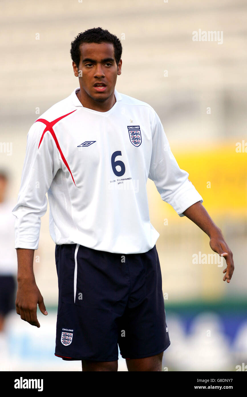 Football - Tournoi de Toulon 2005 - Groupe B - Angleterre / Tunisie - Stade Mayol. Tom Huddlestone, Angleterre Banque D'Images