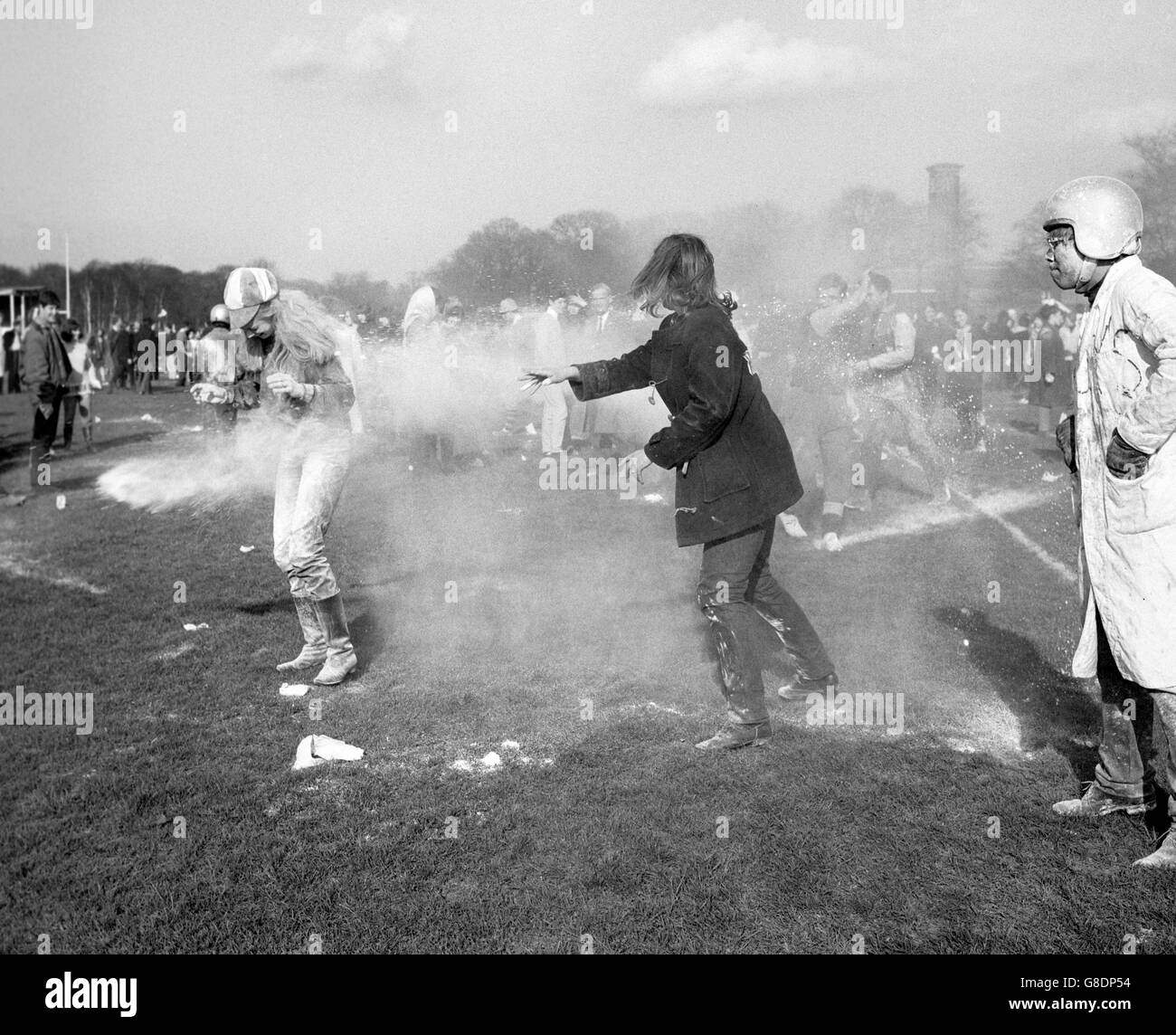 Une lutte traditionnelle contre la farine a lieu au Richmond Athletic Ground, à Surrey, où a lieu la finale de la coupe de l'hôpital entre Guy's et St Thomas's. Banque D'Images