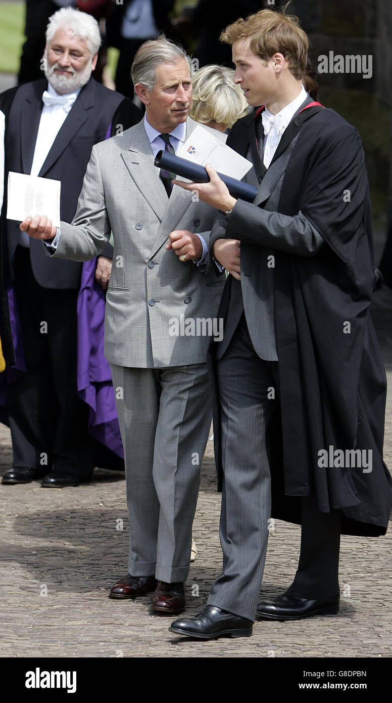 Le Prince William (à droite) et le Prince de Galles parlent à l'extérieur du Quadrangle de St Salvator. William a obtenu un 2:1 en géographie après quatre années d'études pour son Maître des Arts Banque D'Images