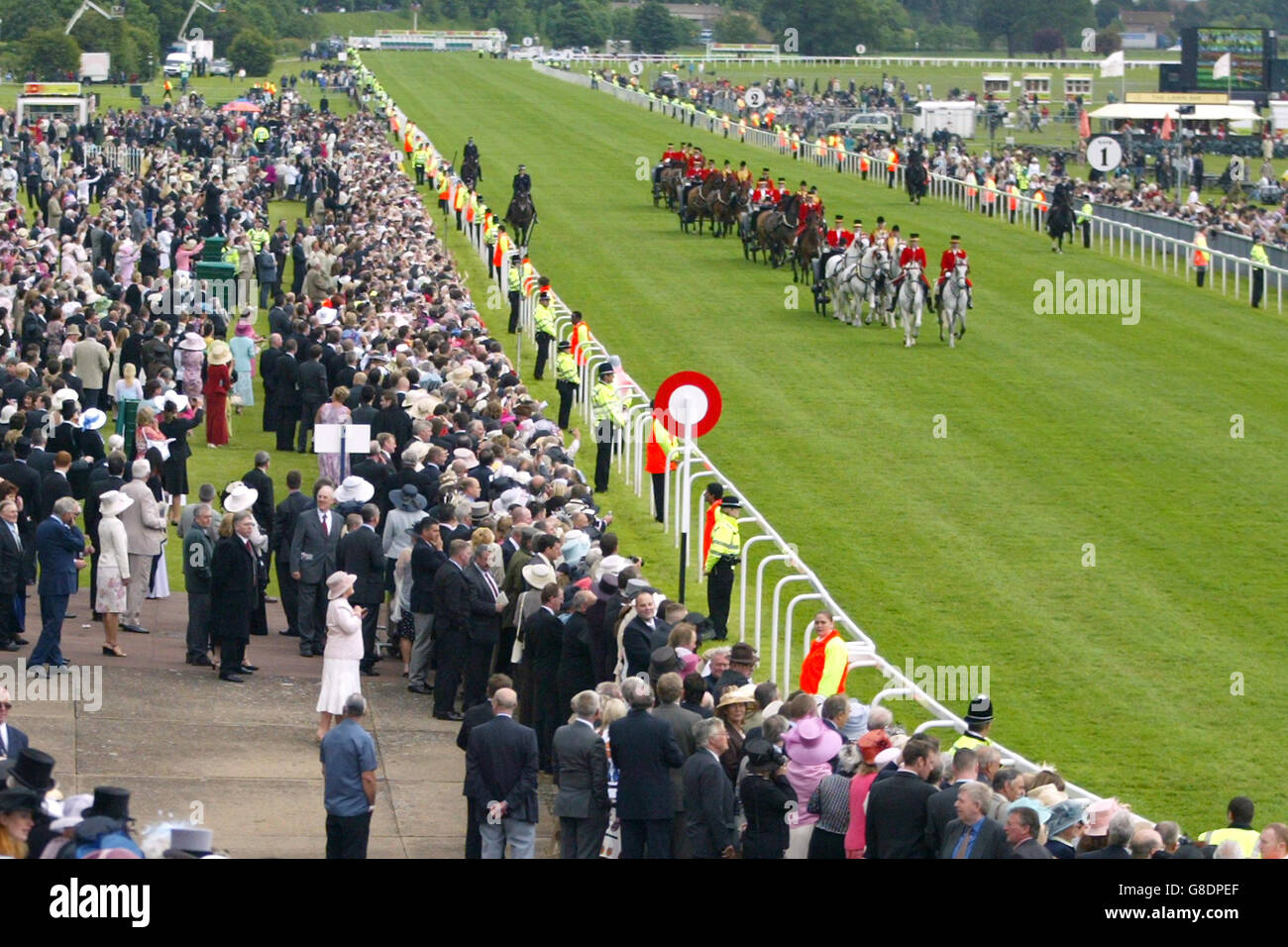 La parade royale fait son chemin en bas de la maison tout droit Banque D'Images