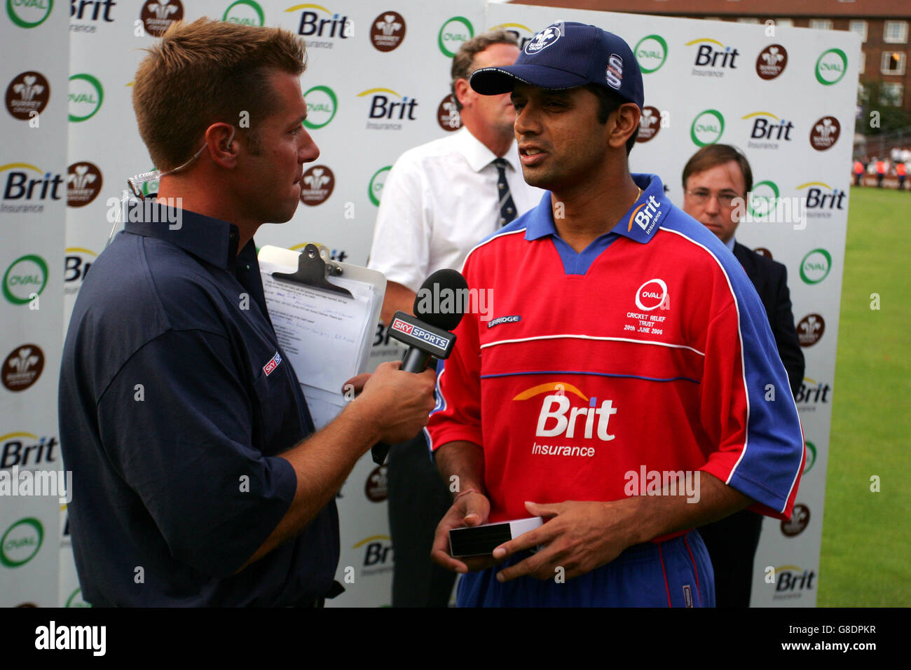 Cricket - Twenty20 - Asie XI / International XI - The Brit Oval.Charles Colville (l), commentateur de Sky Sports, parle à Rahul Dravid, en Asie XI Banque D'Images