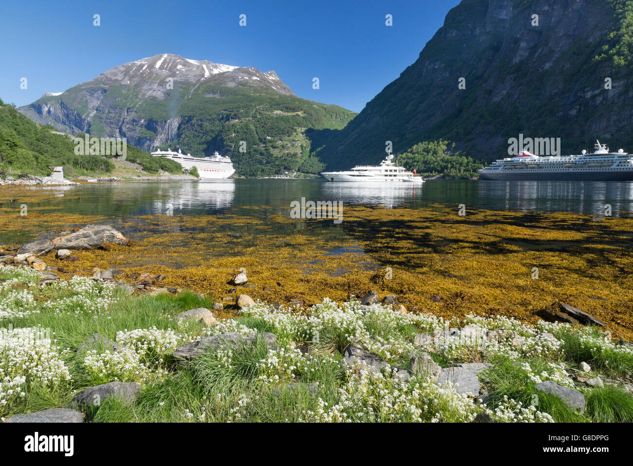 Les bateaux de croisière amarrés à Geiranger Fjord Norway Banque D'Images