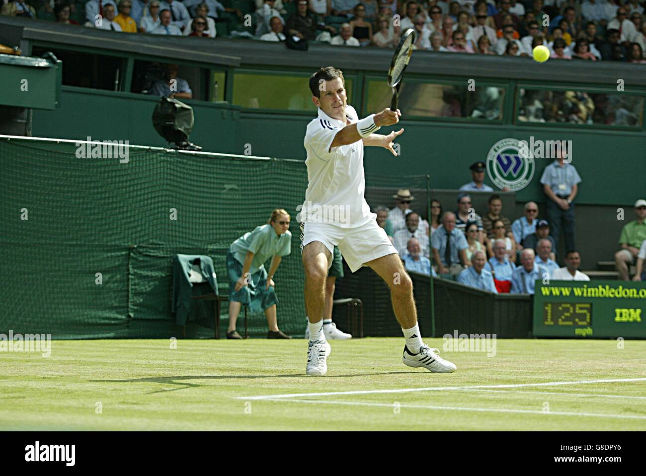 Tennis - Wimbledon Championships 2005 - deuxième tour pour hommes - Tim Henman v Dmitry Tursunov - All England Club.Tim Henman retourne une photo de Dmitry Tursunov Banque D'Images