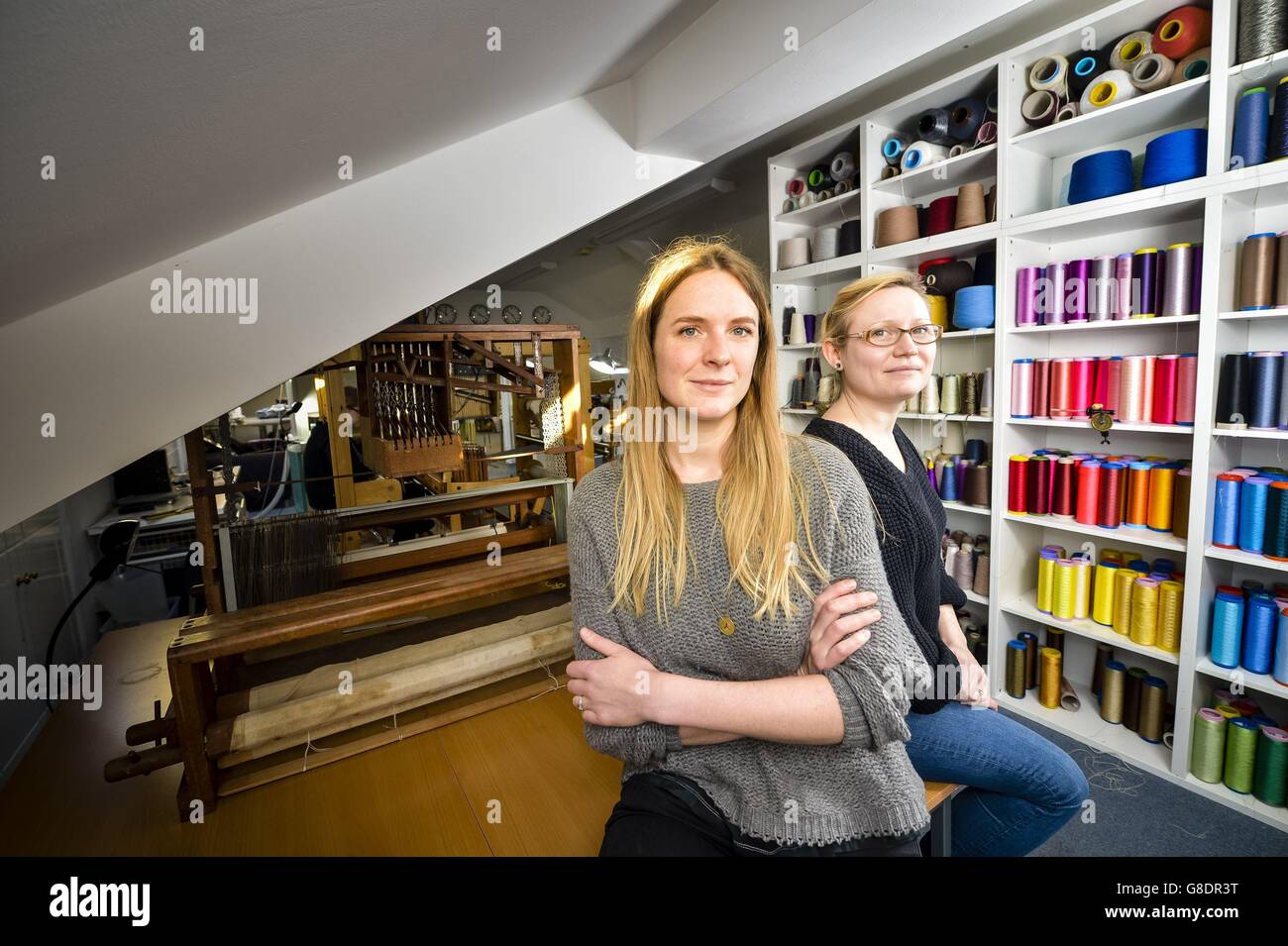 Les directeurs, Juliet Bailey, 33 ans, à gauche, et Frankie Brewer, 30 ans, à droite, à leur entreprise, le Bristol Weaving Mill, la première usine de tissus de travail à Bristol depuis près de 100 ans - qui est entièrement dirigée par des femmes. Banque D'Images