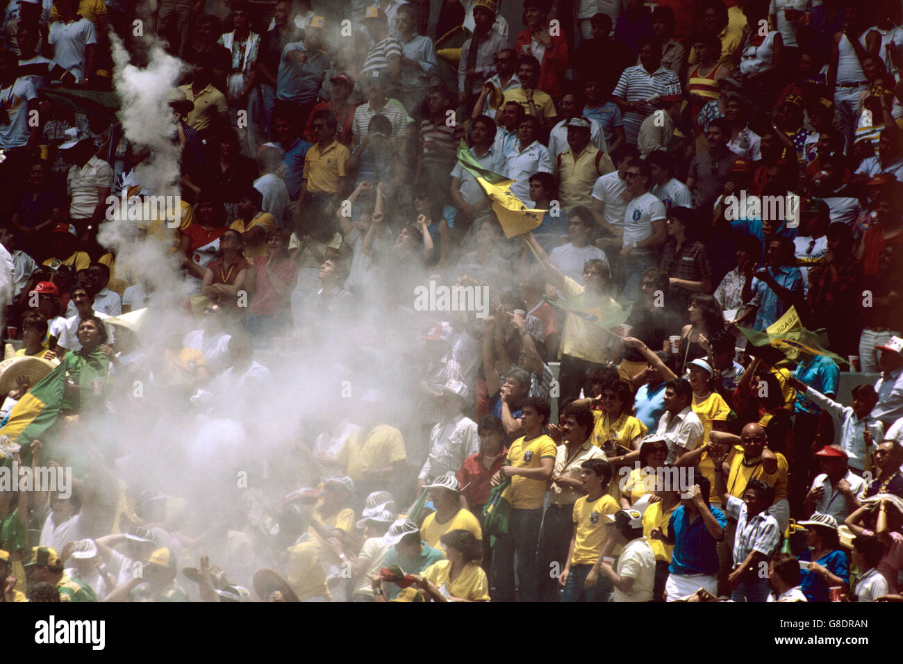 Football - coupe du monde de la Jeunesse Coca Cola - finale - Brésil / Argentine. La fumée provenant d'une éruption dévie la foule Banque D'Images