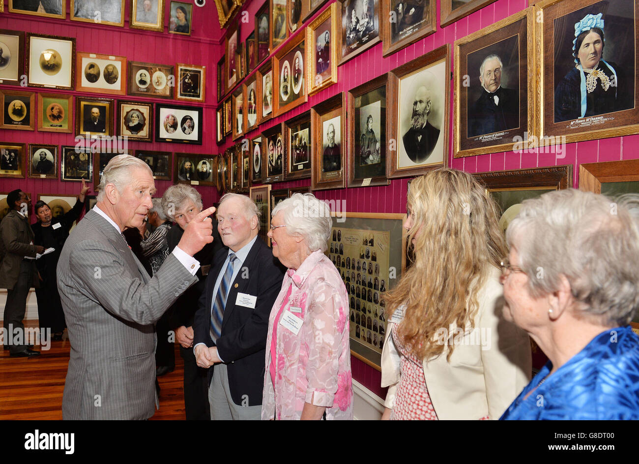 Le Prince de Galles parle aux descendants des premiers colons, dont les photos ornent les murs du Settlers Museum, dans la ville de Dunedin, sur l'île sud de la Nouvelle-Zélande. Banque D'Images