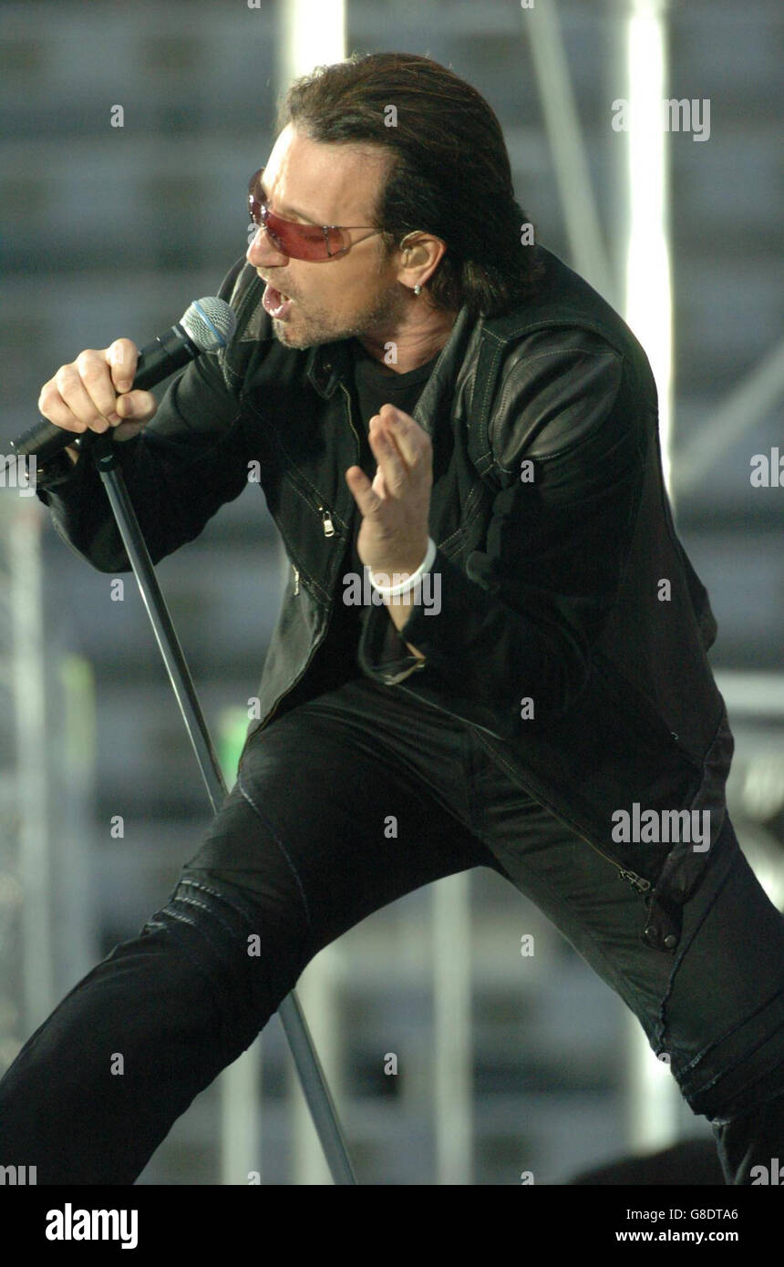 Concert U2 - Croke Park. Bono chante la deuxième chanson de U2 « I will follow ». Banque D'Images